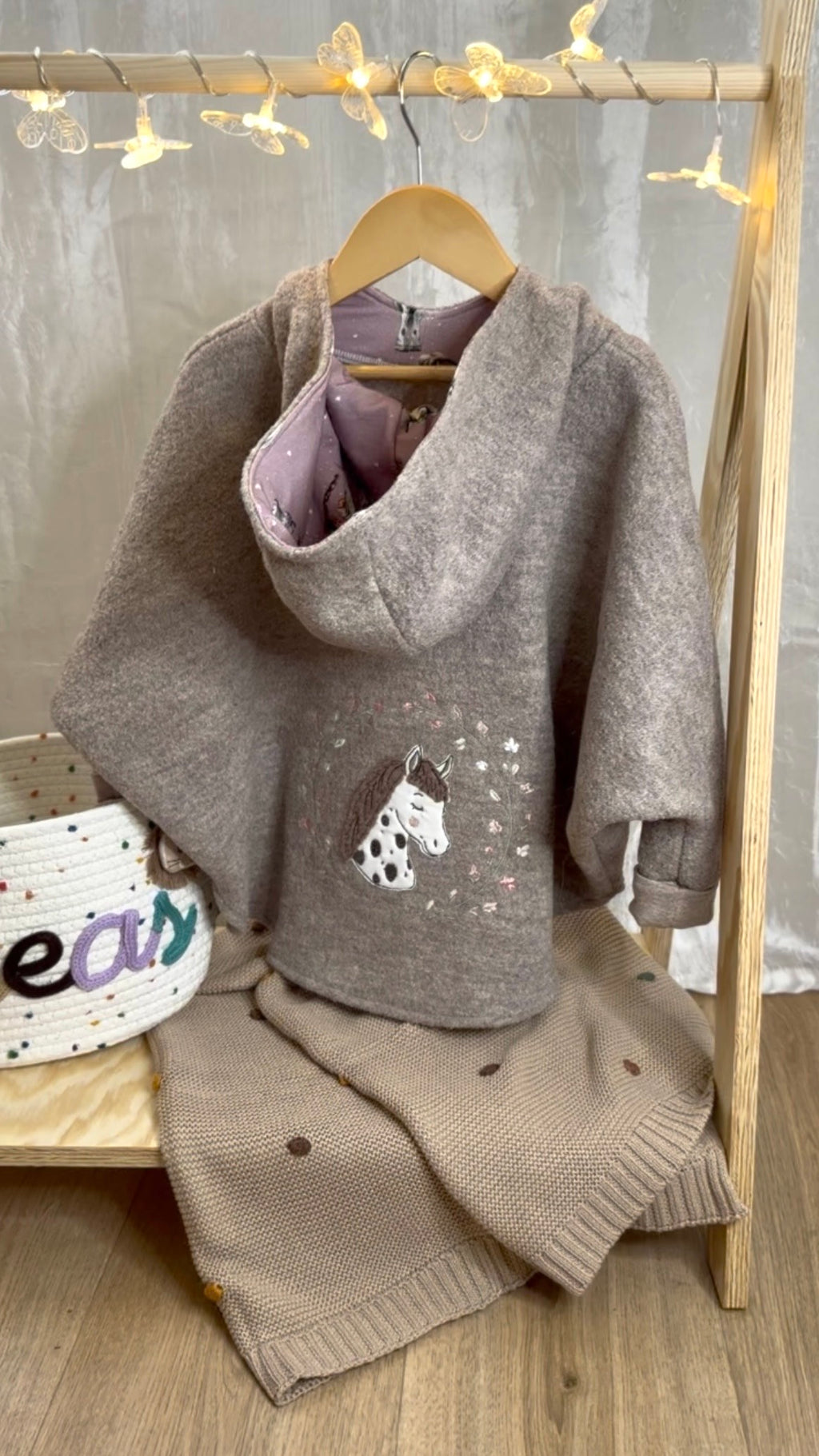 Walk-Poncho mit Bestickung