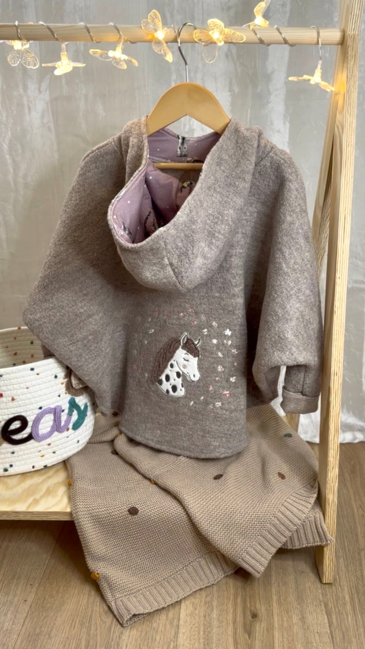 Walk-Poncho mit Bestickung