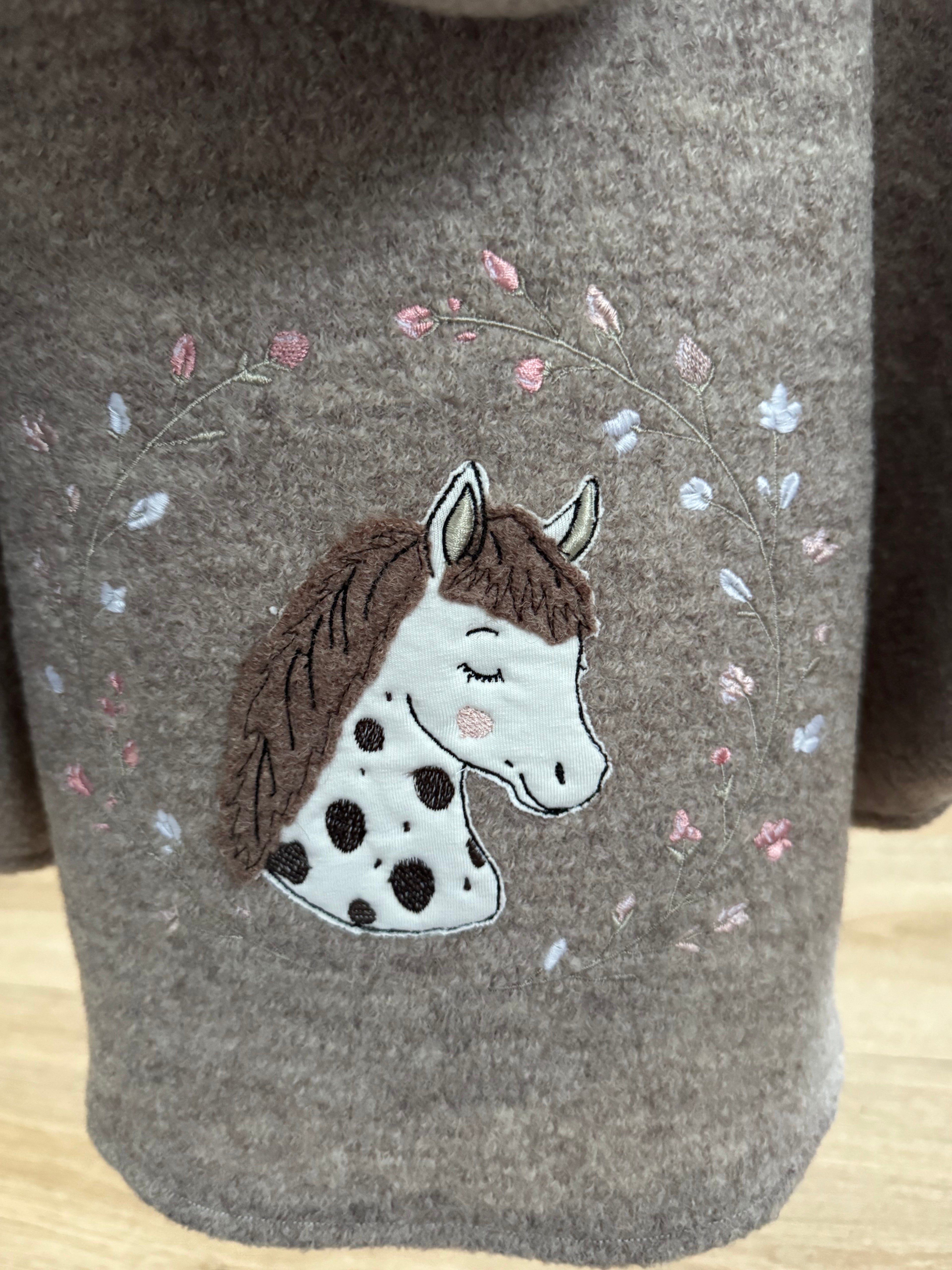 Walk-Poncho mit Bestickung